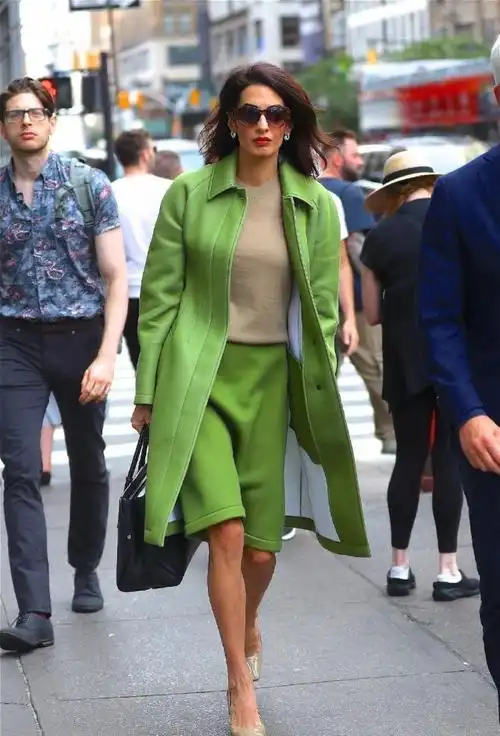 欧美女星身穿绿色风衣干练有型气场太强了