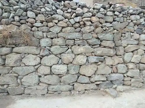 原生态的石头墙