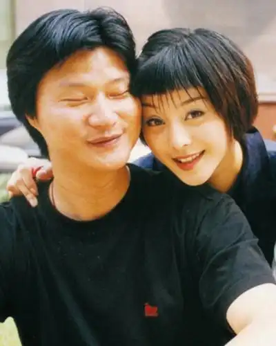 【图】范冰冰父亲范涛长相帅气曾是歌手 为电视献唱片头曲《子龙》