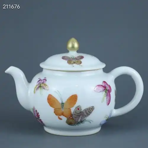 清乾隆粉彩蝴蝶纹壶