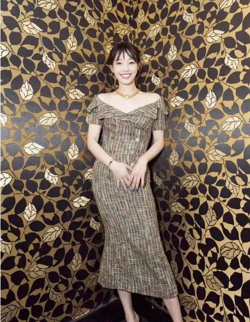 白百何真是"天然"美女,穿露肩连衣裙配锁骨链,优雅知性太迷人