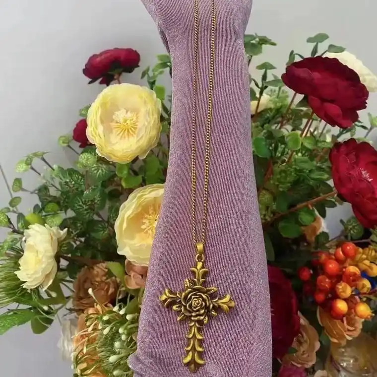 这款十字架玫瑰吊坠真的太美了,复古个性又百搭,搭配不同的链子 - 抖