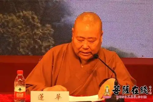 南京鸡鸣寺住持,江苏尼众佛学院院长莲华法师主持会议