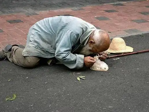 街边乞讨老人原是千万富翁临终前财产却赠送给街边陌生女子