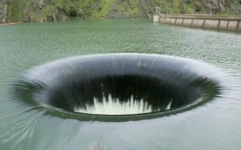 美国水库出现"水上黑洞",一旦开启每秒吞噬1500吨水,干什么用?