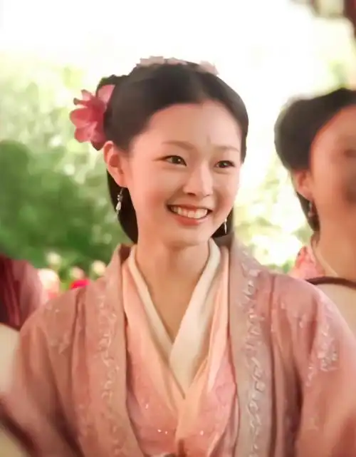 许多人没注意到,宋轶也是通过这部剧出道的,20岁的时候,扮演了香菱