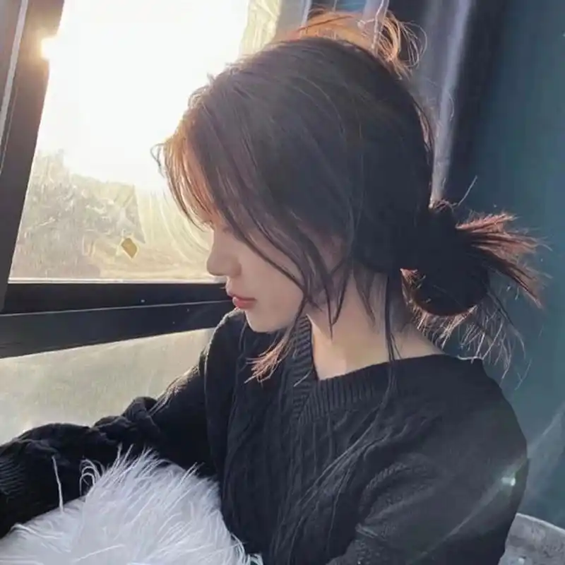 ✨女生侧脸头像✨ 我所擅长的自我保护的方式是 一旦察觉对方冰冷