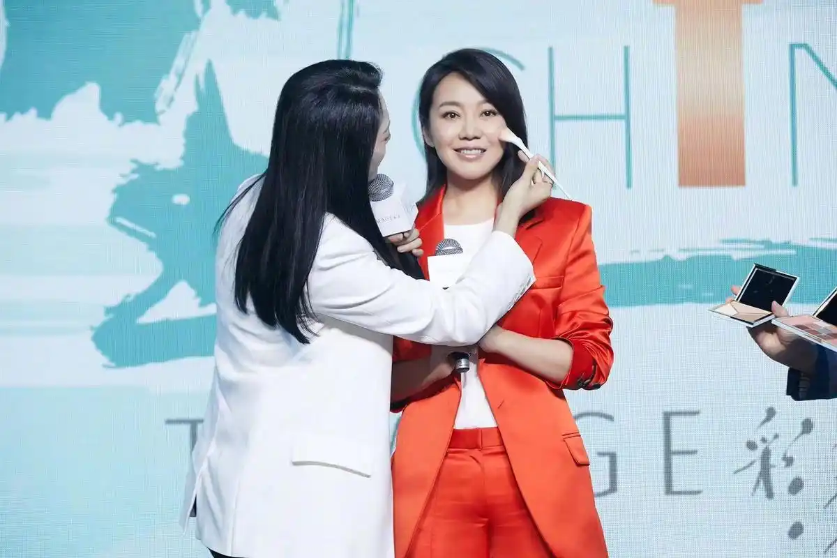 原创闫妮真的老了一身橘色西装与姚晨同框却失光彩脸部浮肿很显龄