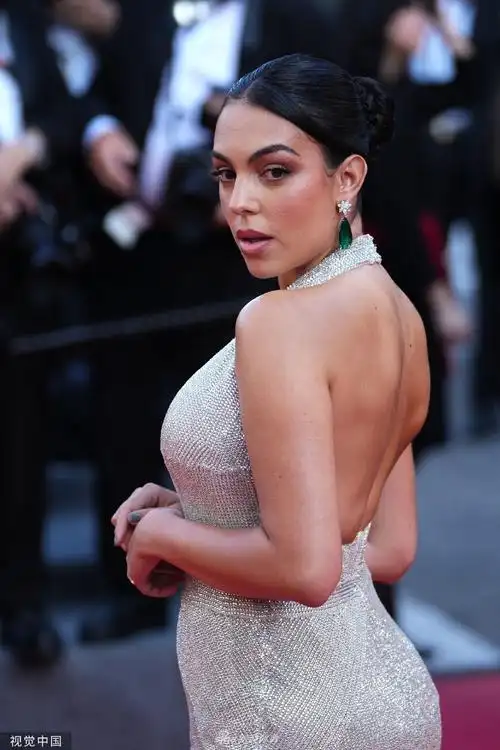 乔治娜银色礼服出席首映礼