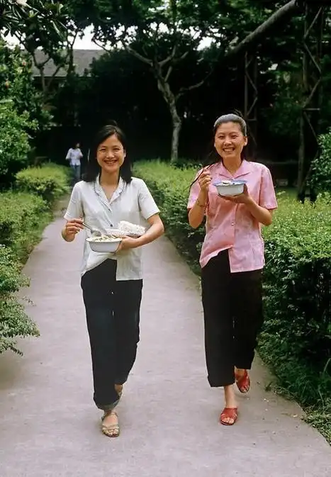 实拍1985年杭州丝绸厂:车间女工都很漂亮,食堂饭菜丰富让人羡慕