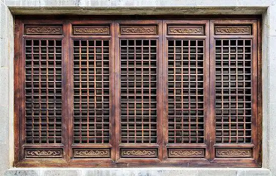 中式古建筑的古典实木隔扇门窗,拍摄于南京老门东