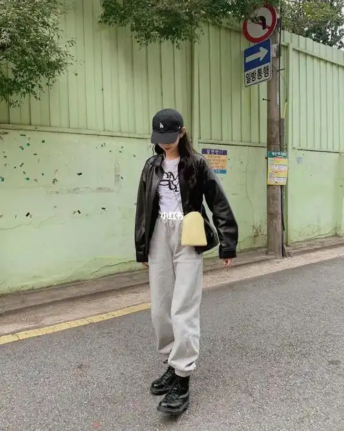 look 1 甜酷少女风 黑色皮衣 束脚运动裤 马丁靴 对于我们长相