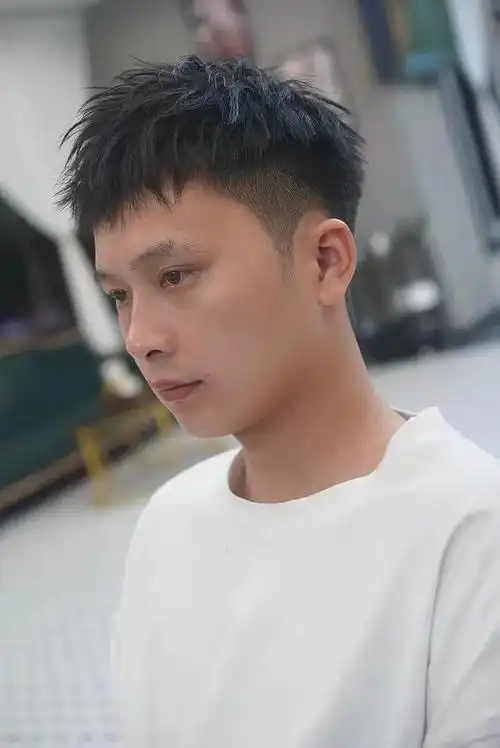 m字型发际线的男生适合的发型免烫(男生m字形发际线留什么发型好看)(1