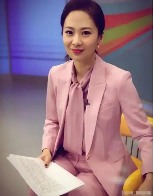 央视第二套正点财经主持人陈蓓蓓 - 抖音