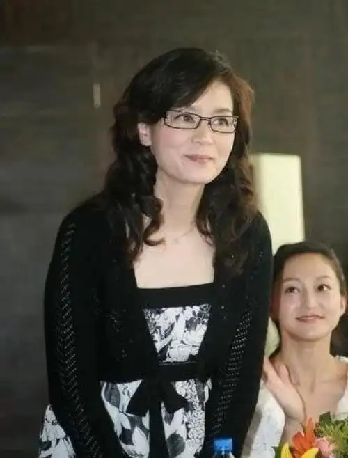 65岁潘虹太真实了!波点衬衫配小礼帽,端庄优雅又不失时尚感