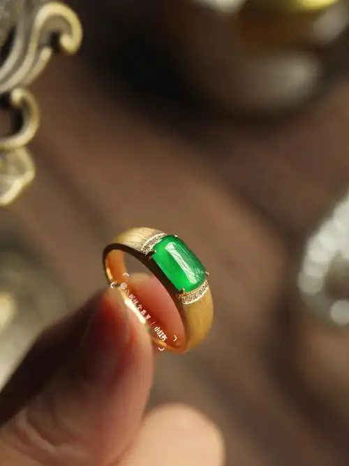布契拉提翡翠马鞍戒指简单又不失格调