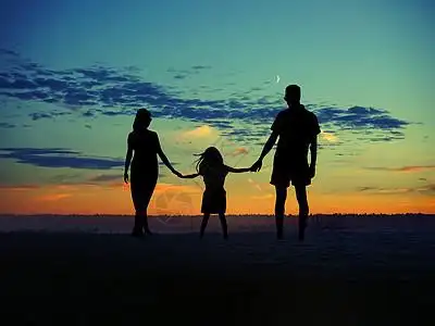 祖孙幸福夕阳下的幸福一家三口设计图片