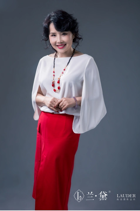 著名歌手胡月来到兰黛高端摄影会所拍摄美女明星写真大片