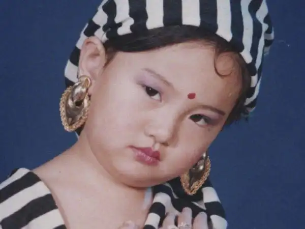 杨幂刘亦菲等明星童年照如同洋娃娃从小美到大而这位到底经历了啥