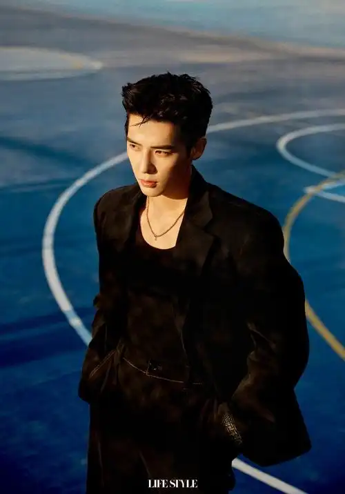 王安宇秋日少年感封面大片##王安宇打篮球拍封面