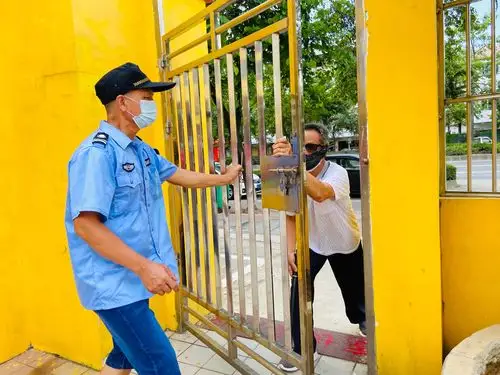 猛地推门冲进校园