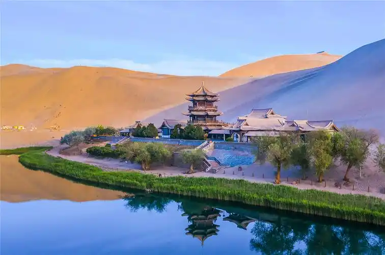 敦煌大漠:生态环境改善 月牙泉水位上升_中国酒泉网