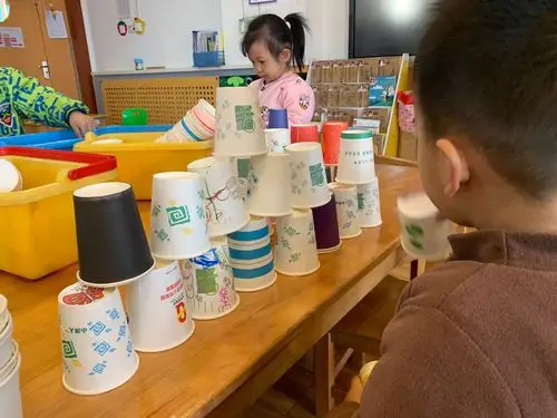黛溪街道中心幼儿园小班区域游戏《玩转纸杯》