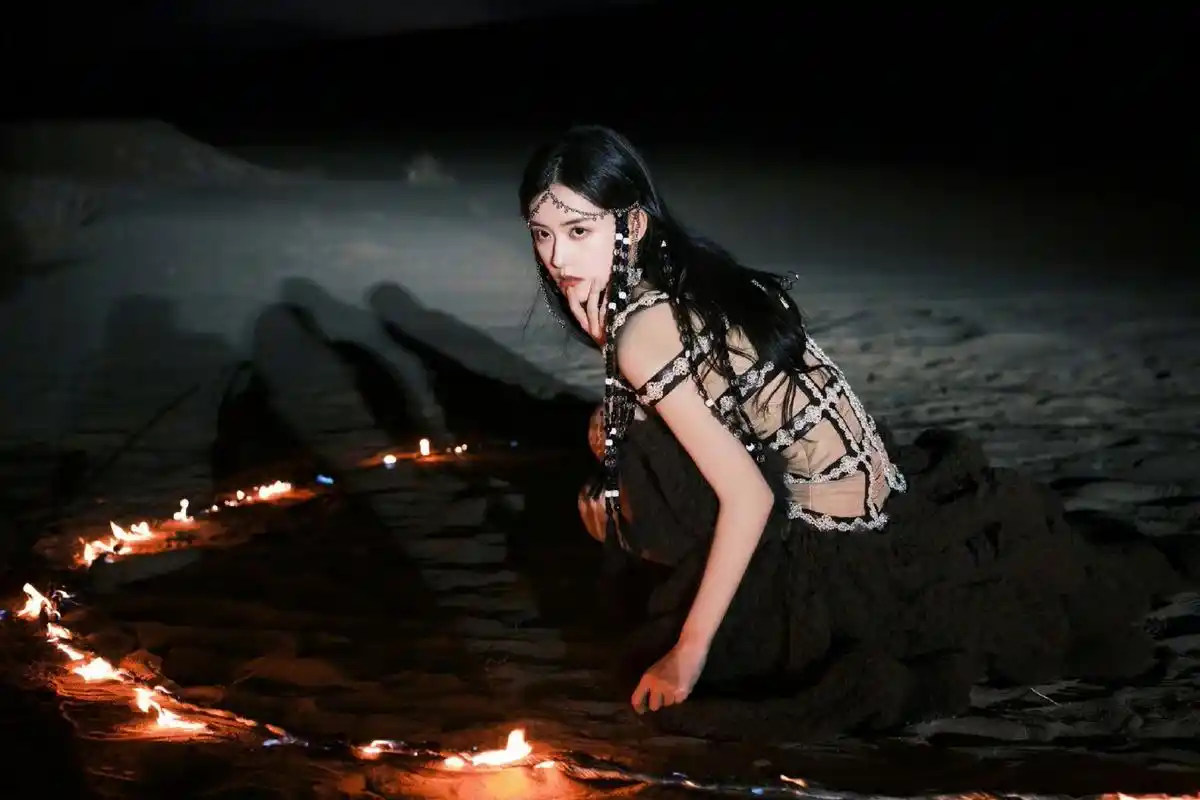 蒋依依# 一沙丘一美人一骆驼,高冷性感的气质女神,肤白貌美,五官精致