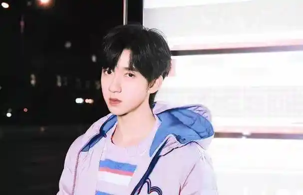 原创贺峻霖第二波大动作来了粉丝把露额头发型焊在头上