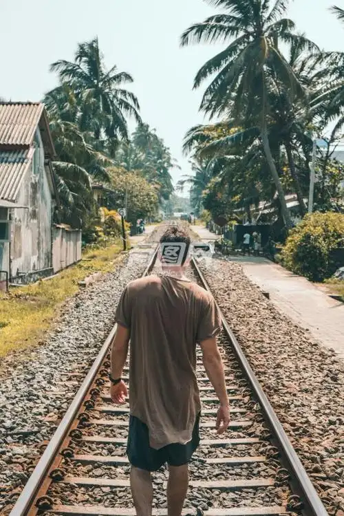 铁轨上行走的男人