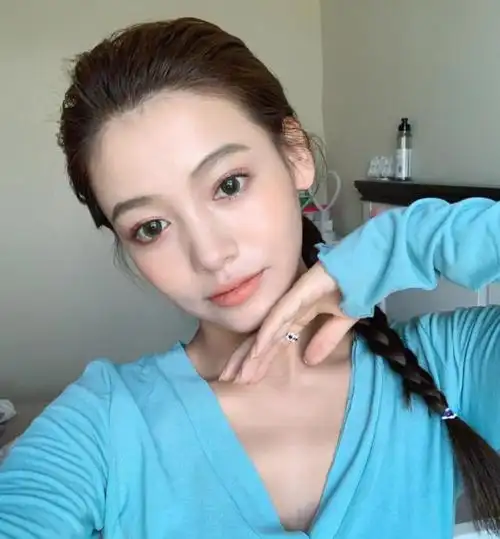 长相中等但很讨喜,天生的"素颜脸",身上都有这5个特点