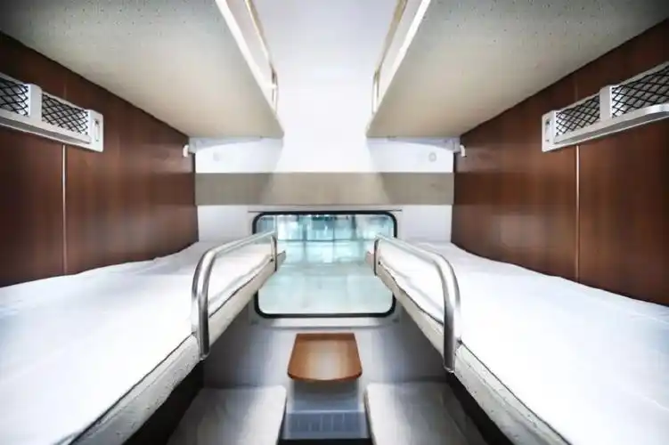 复兴号动卧列车内部环境宽敞明亮,多种设施参照复兴号高铁标准进行