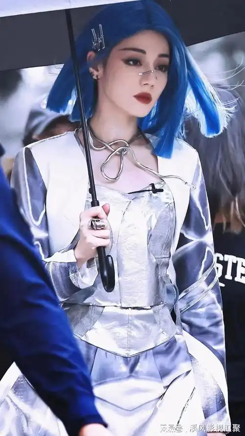 迪丽热巴蓝发机械姬绝美,金属唇钉加银色短裙,科幻女神走进现实