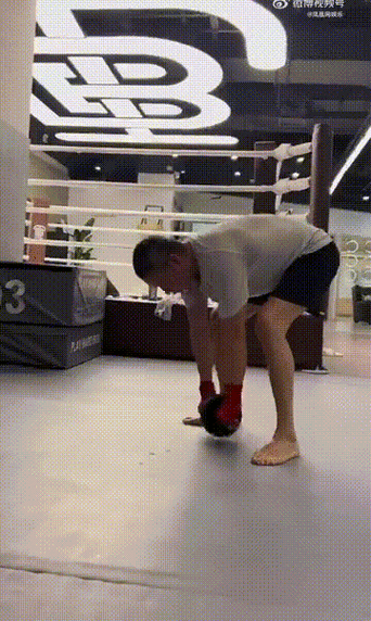 67岁张丰毅近态曝光,肌肉凝练,一系列高难度健身动作看呆网友!