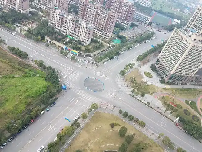 站在32楼顶楼向下看