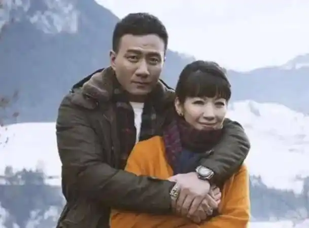 演员胡军,喝酒喝来个老婆,结婚22年零绯闻_卢芳_儿子_硬汉