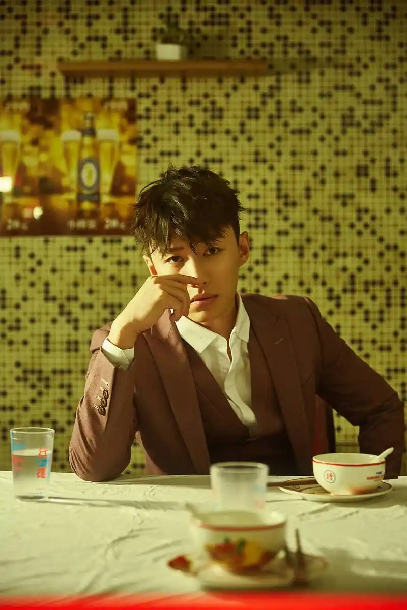 代旭杂志大片西装革履超a侧颜俘获人心