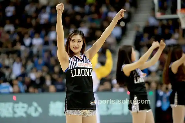 组图:辽宁啦啦队热舞助威 篮球宝贝大秀美腿