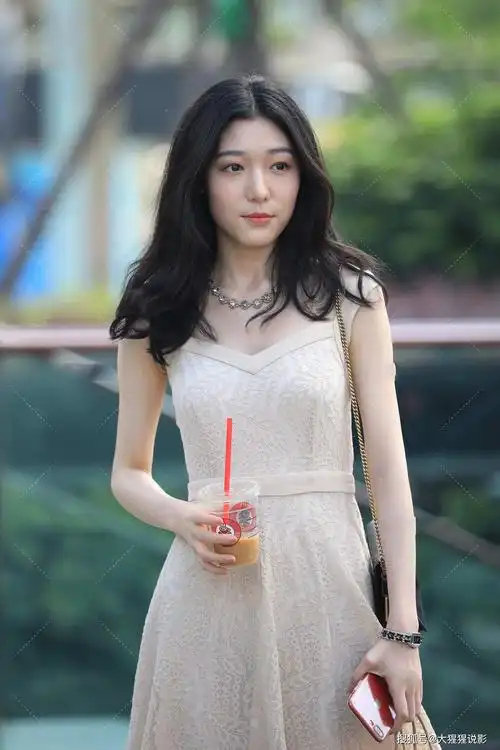 原创街拍:漏肩连衣裙小姐姐,背上交叉背带,搭上小挎包气质清新淑女