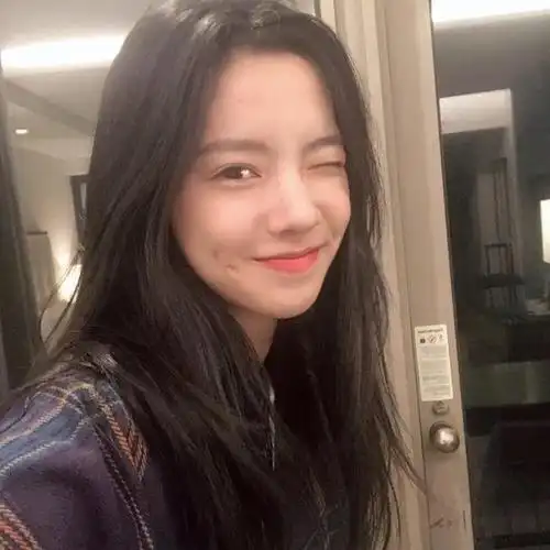 杨幂旗下新艺人庄达菲撞脸欧阳娜娜引争议你觉得有几分像