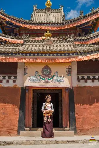 快看转山转水转佛塔超美藏式礼服