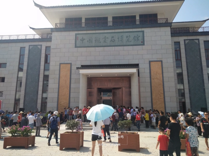 在中国观赏石博览园里放眼望去, 玛瑙,黄蜡石,灵璧石,树化玉等奇珍