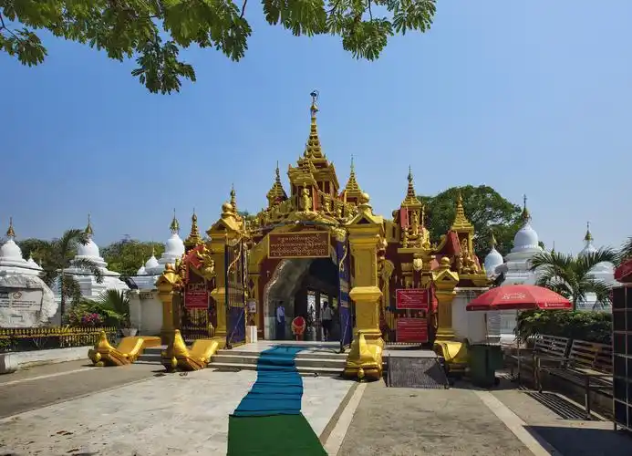 缅甸之曼德勒 写美篇       到市区早餐后,导游说上午要游览3个景点