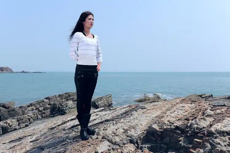 【海边·礁石上模特风姿】