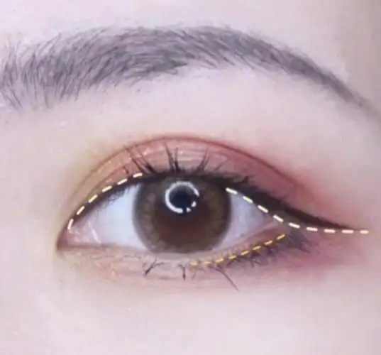 杏眼:眼型圆润饱满.(图片来源:雅[email protected])眼线画法:1.