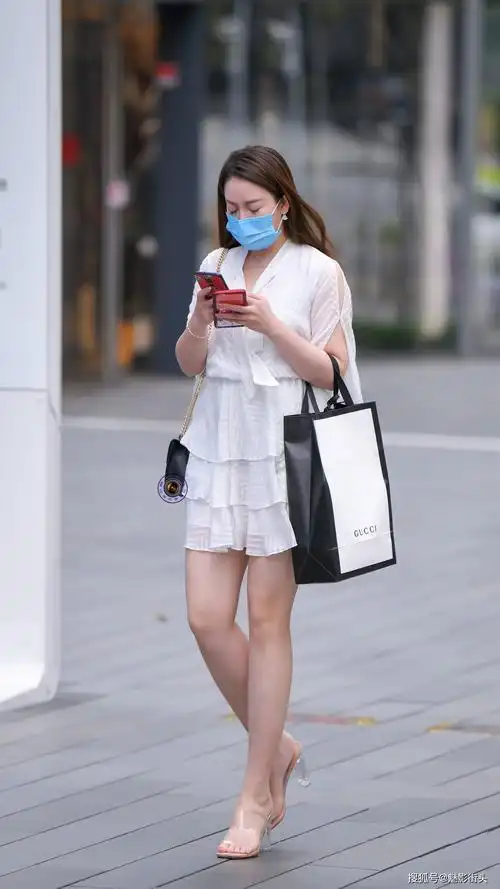 初冬时节的南方城市风和日丽裙子依旧是漂亮女生的日常穿搭