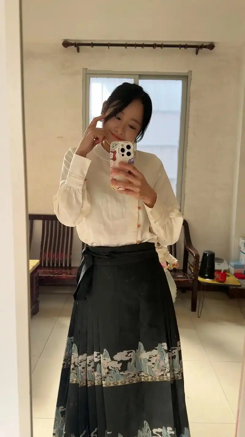 哈哈哈, 半夜没睡! 我朋友圈全是我自己的自拍照, 有人问我 - 抖音