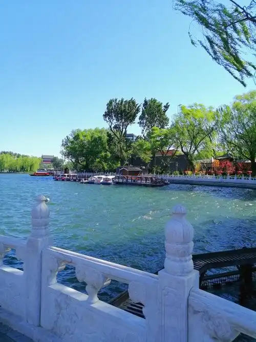 粼粼微波(摄于地安门西大街北侧什刹海)