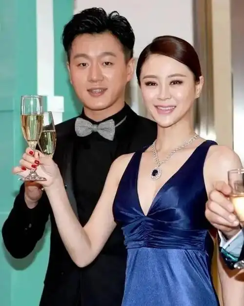 "模范夫妻"佟大为,关悦:结婚17年0绯闻,幸福背后满是心酸