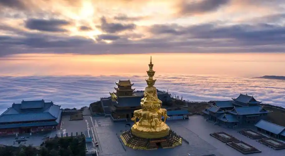 峨眉山金顶奇景日出云海佛光圣灯